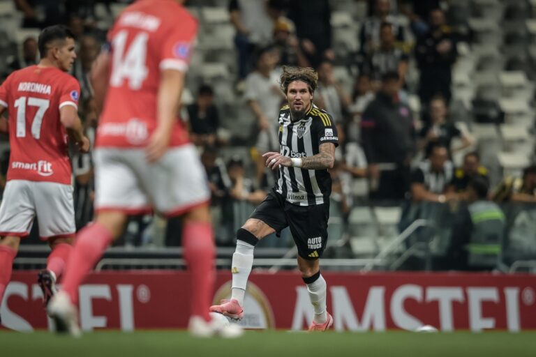 Lyanco faz escudo do Atlético-MG no cabelo antes de clássico mineiro