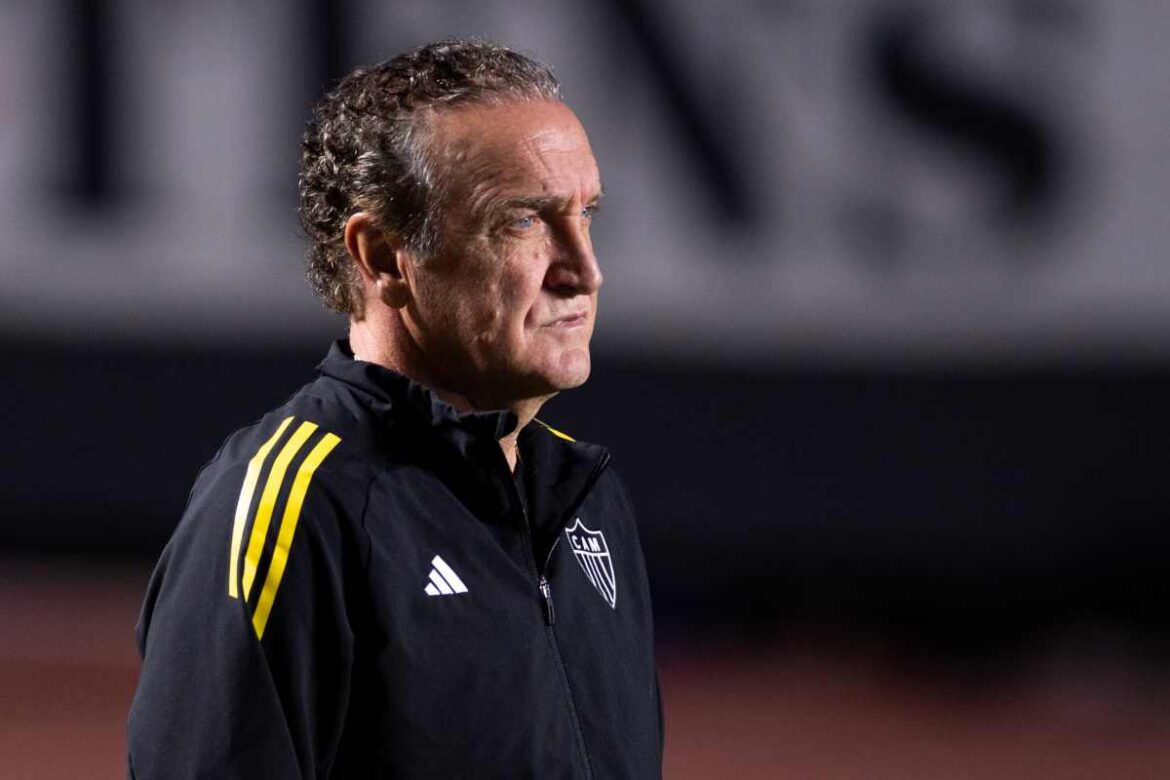 “fiz-e-faria-de-novo”,-destaca-cuca-sobre-mudancas-antes-do-classico