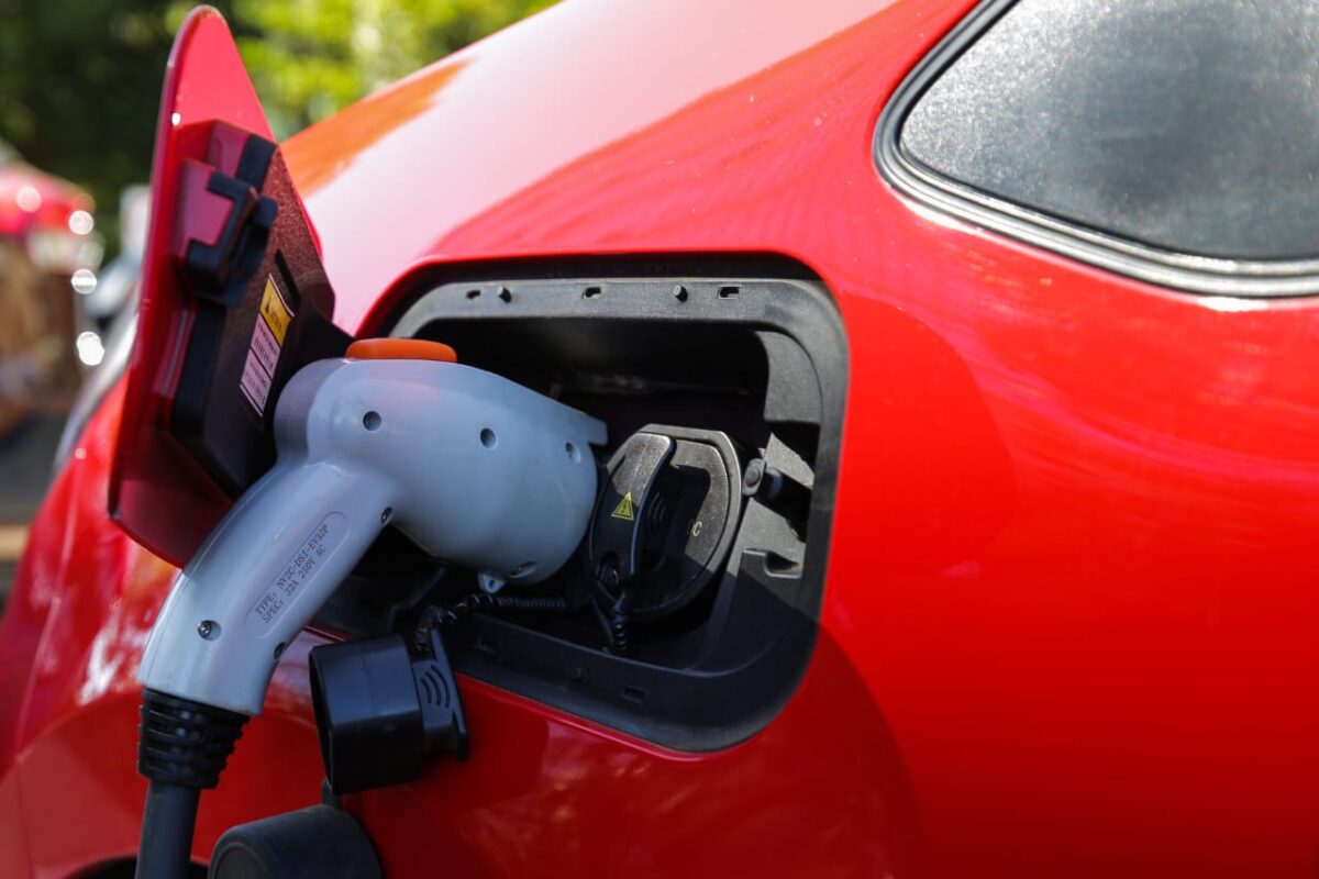 aumento-de-10.000%-na-frota-eletrica-acende-alerta-para-apagoes-no-df