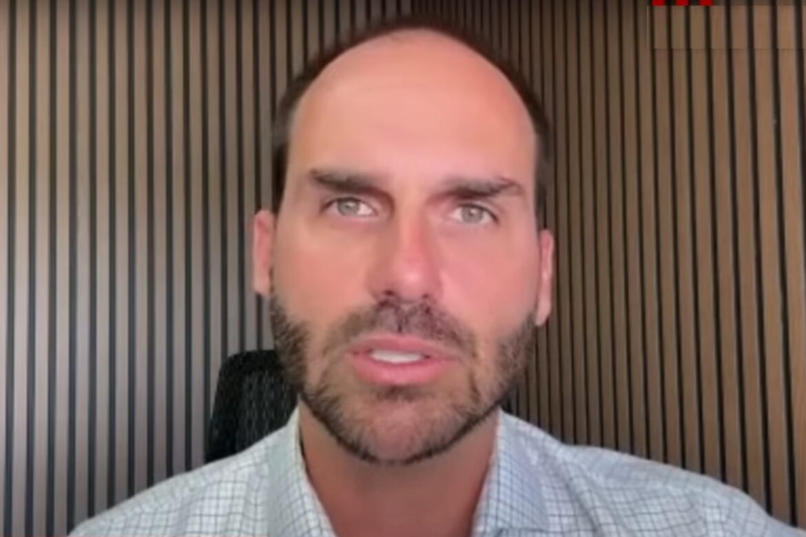 eduardo-bolsonaro-reclama-de-“insultos-e-chacotas” e muda celular