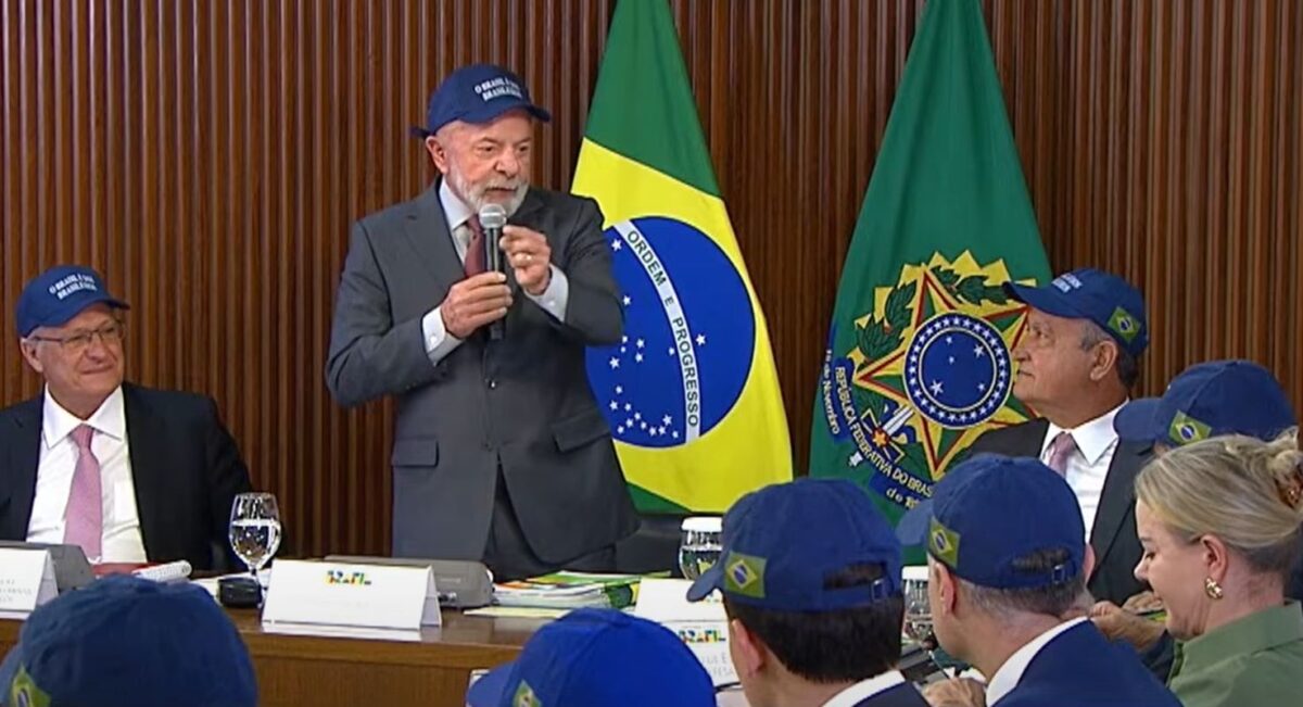 lula-e-ministros-exibem-bone-em-reuniao:-“o-brasil-e-dos-brasileiros”