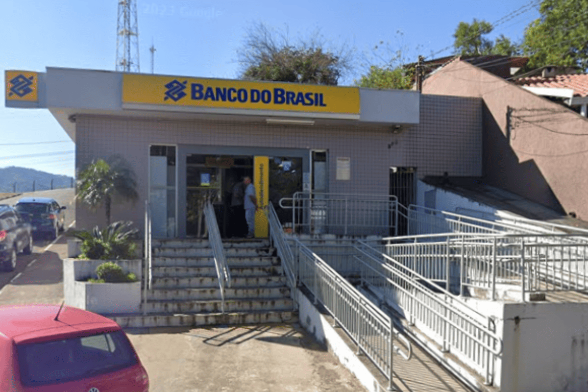 criminosos-arrombam-agencia-de-banco-e-levam-armas-de-fogo-no-interior