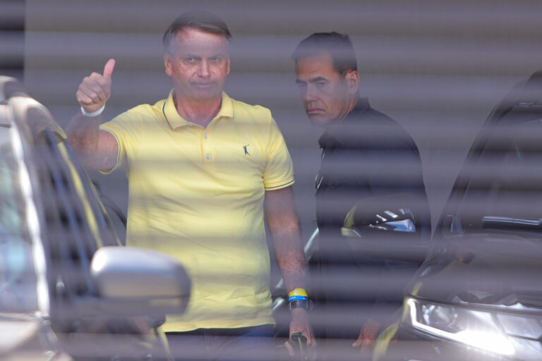 Moraes determina reforço de policiamento em casa de Bolsonaro