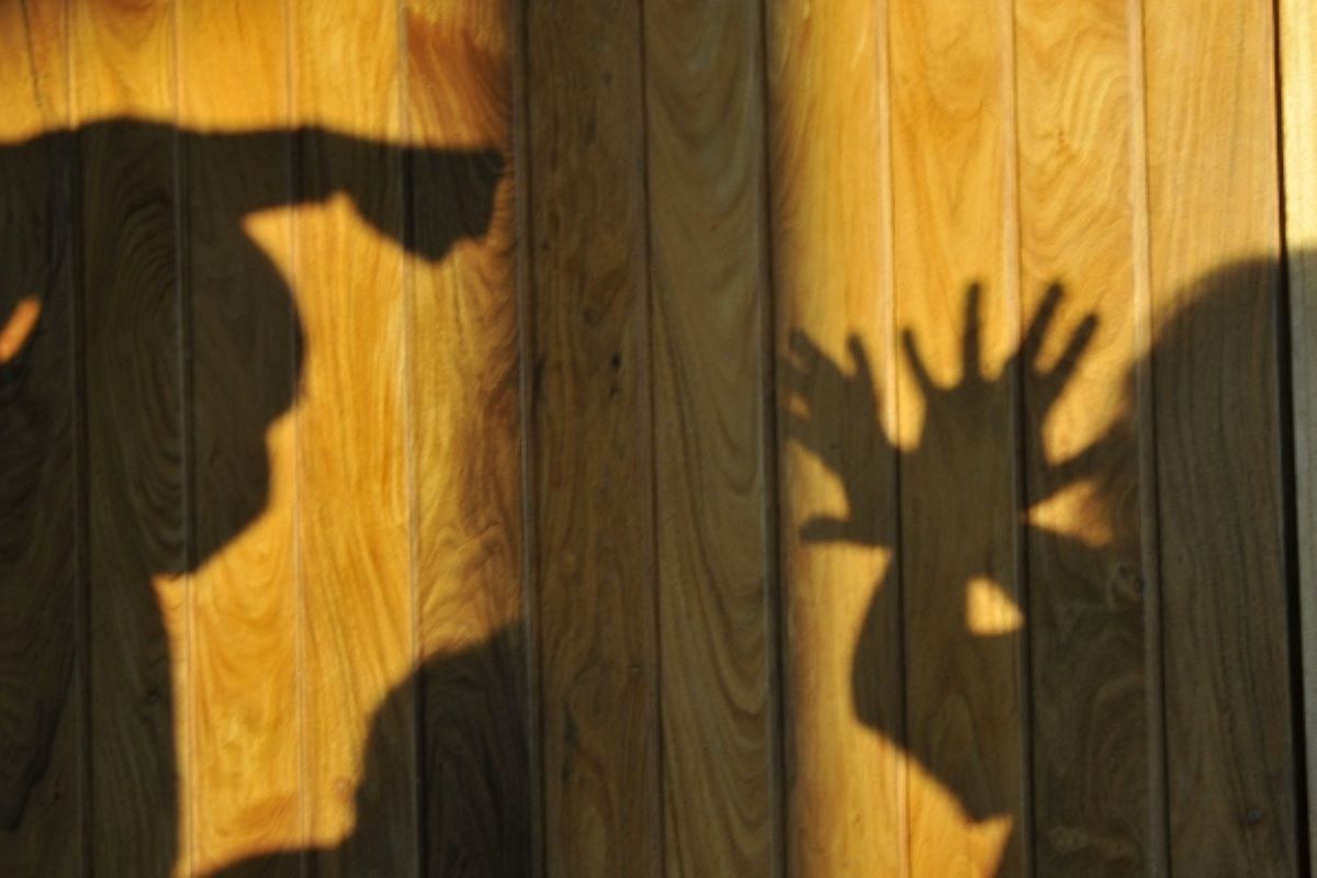 homem-tenta-matar-a-companheira-apos-denuncia-a-pm:-“chamou-os-vermes”