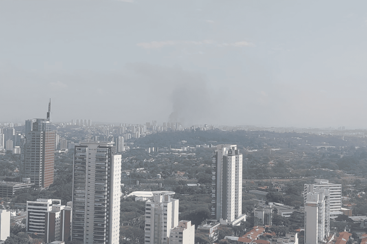 incendio-atinge-galpao-proximo-a-favela-na-zona-oeste-de-sao-paulo