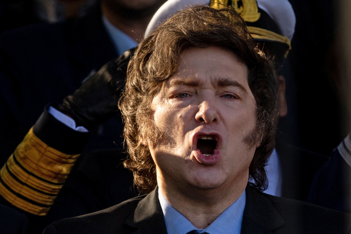 milei-e-retirado-de-carreata-apos-ser-atacado-com-pedras-e-garrafas