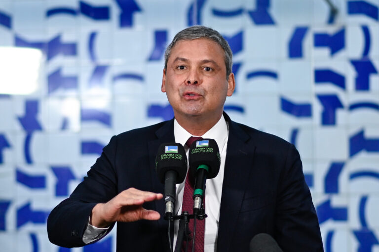 Por falta de acordo, votação da PEC da Blindagem é adiada