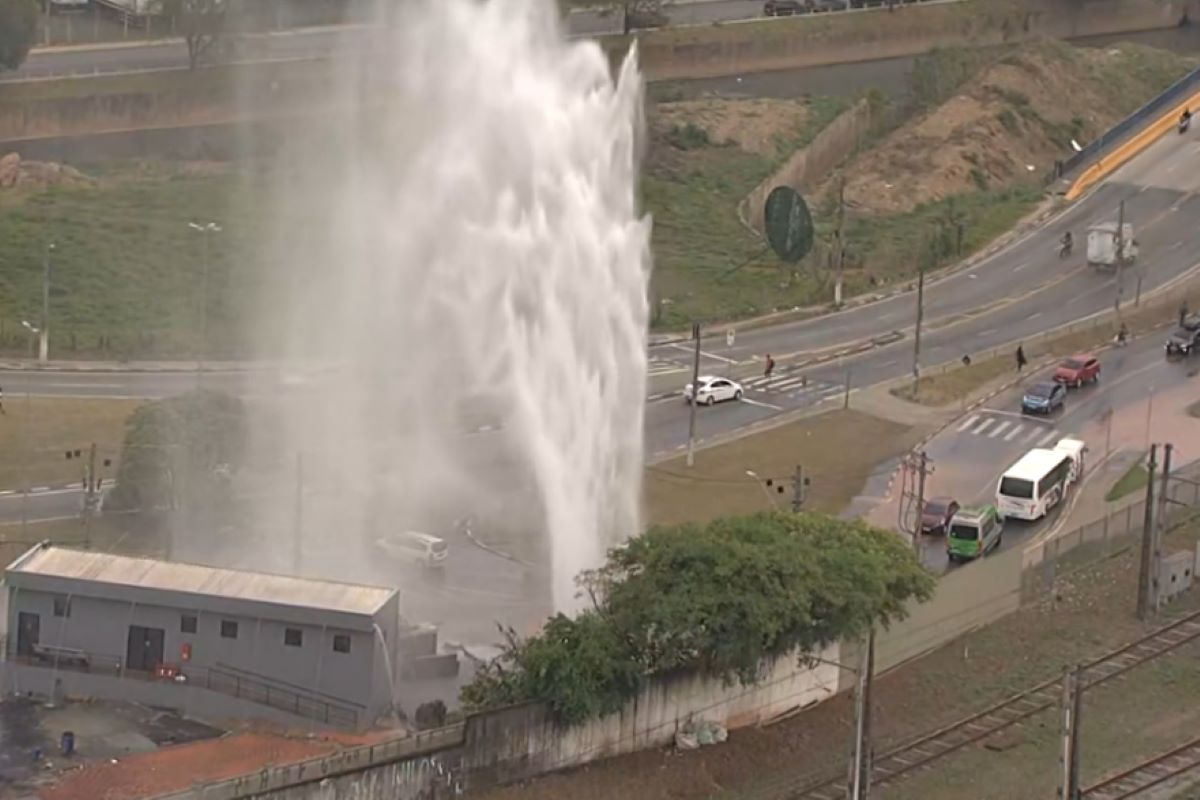 em-meio-a-seca,-sp-desperdica-quase-1/3-de-agua-tratada