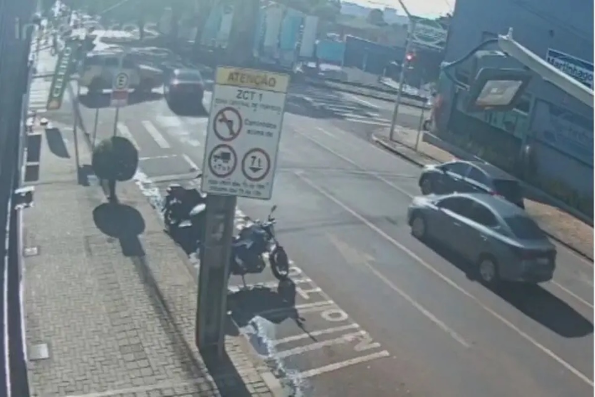 pr:-carro-avanca-sinal-vermelho-e-bate-na-viatura-da-pm;-veja-video