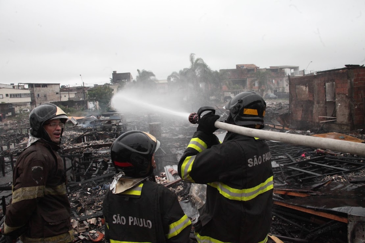 incendio-em-comunidade-afeta-100-familias-e-prefeitura-pede-ajuda