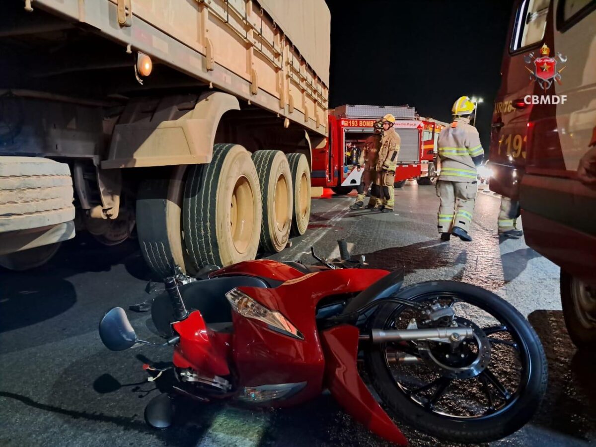 motociclista-fica-gravemente-ferida-apos-ficar-embaixo-de-caminhao