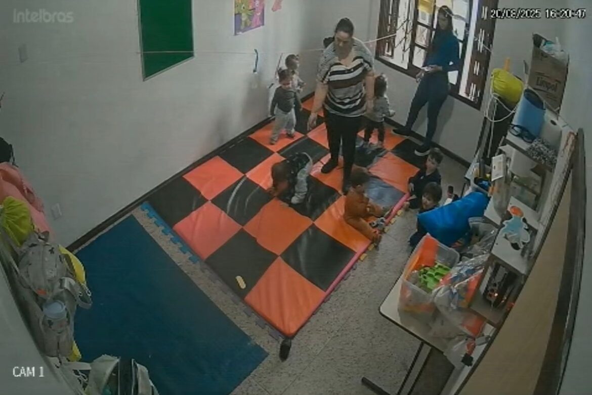 professora-empurra-e-puxa-criancas-pelo-braco-em-creche-do-rs.-video