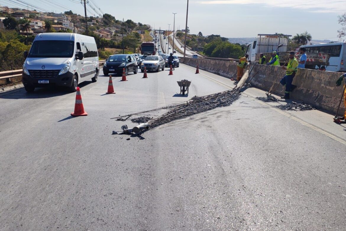 video:-carro-bate,-derruba-poste-e-provoca-engarrafamento-na-df-150