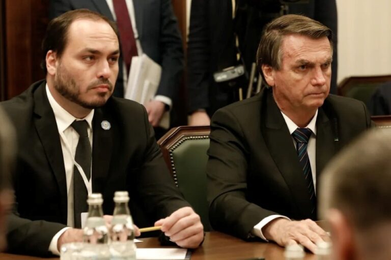 Carlos expõe situação de Bolsonaro: “Não tem vontade de se alimentar”