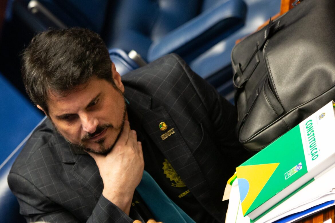 marcos-do-val-pede-licenca-do-mandato-no-senado