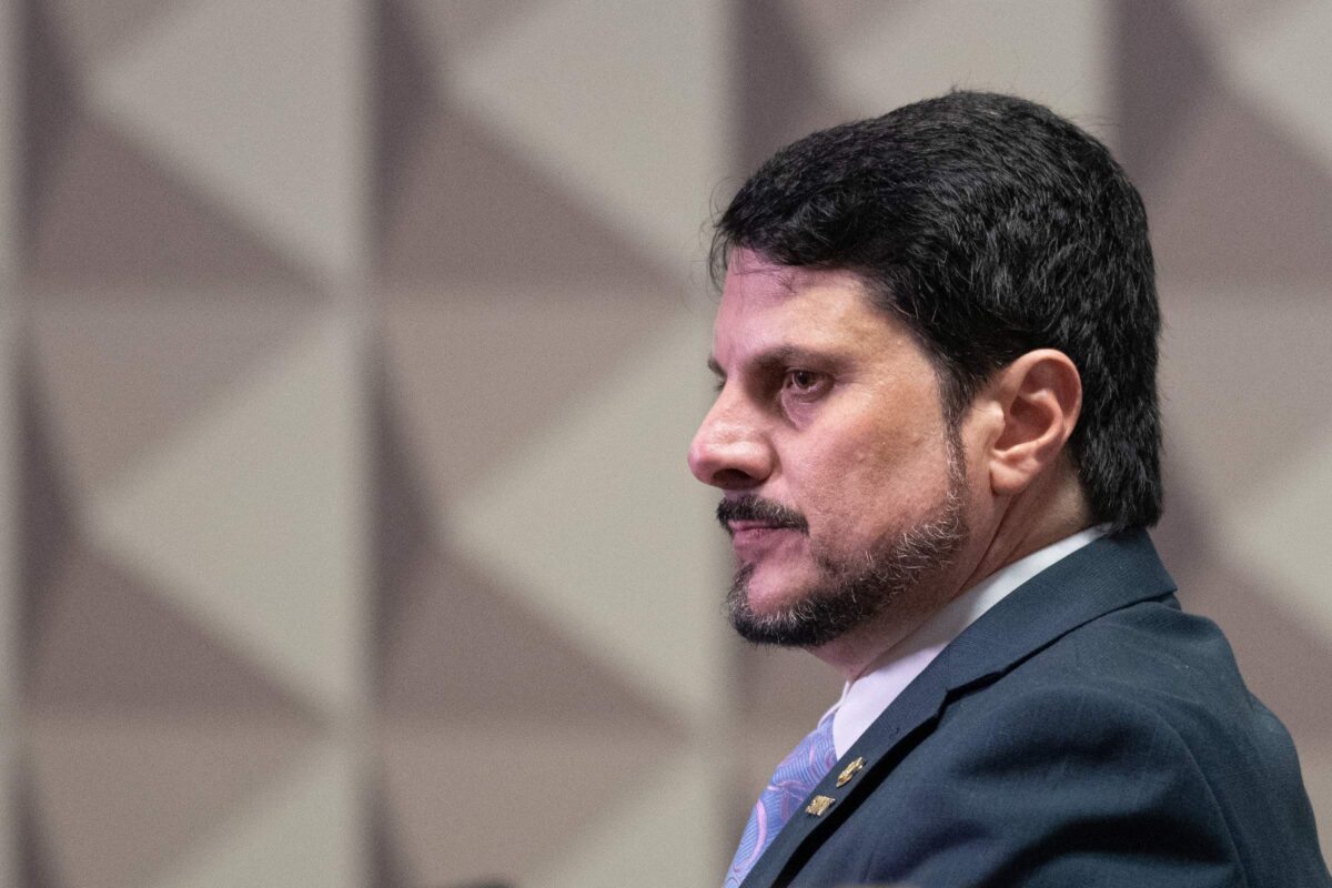 pf-indicia-marcos-do-val-por-obstrucao-de-justica-e-incitacao-ao-crime