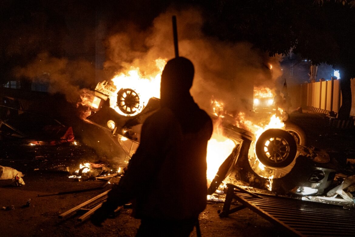 incendio-mata-tres-pessoas-na-indonesia-apos-morte-de-motorista