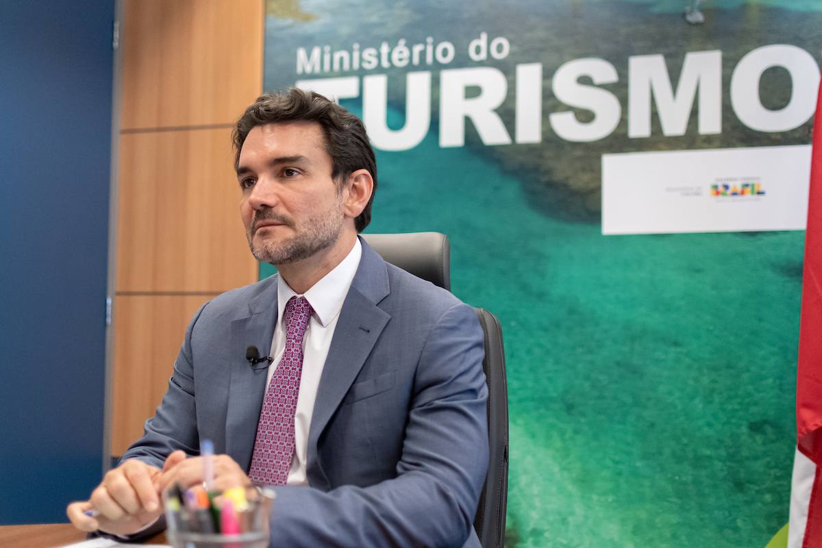 a-sinuca-de-bico-do-ministro-do-turismo-para-deixar-o-governo-lula