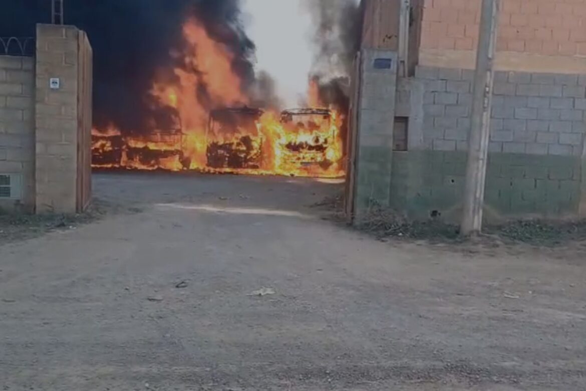 incendio-de-causas-desconhecidas-destroi-12-onibus-em-sp.-video