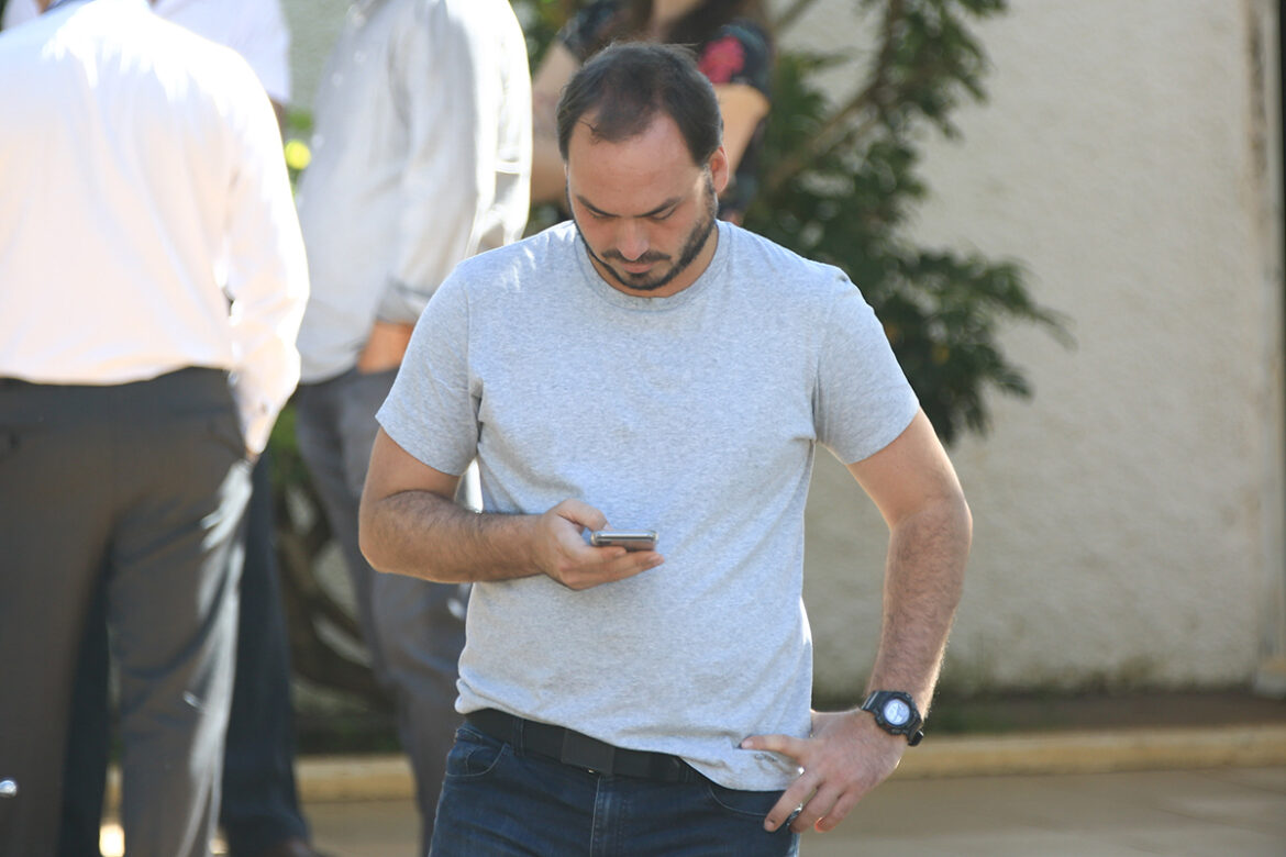 as-chances-de-carlos-bolsonaro-abrir-mao-de-disputar-o-senado-por-sc