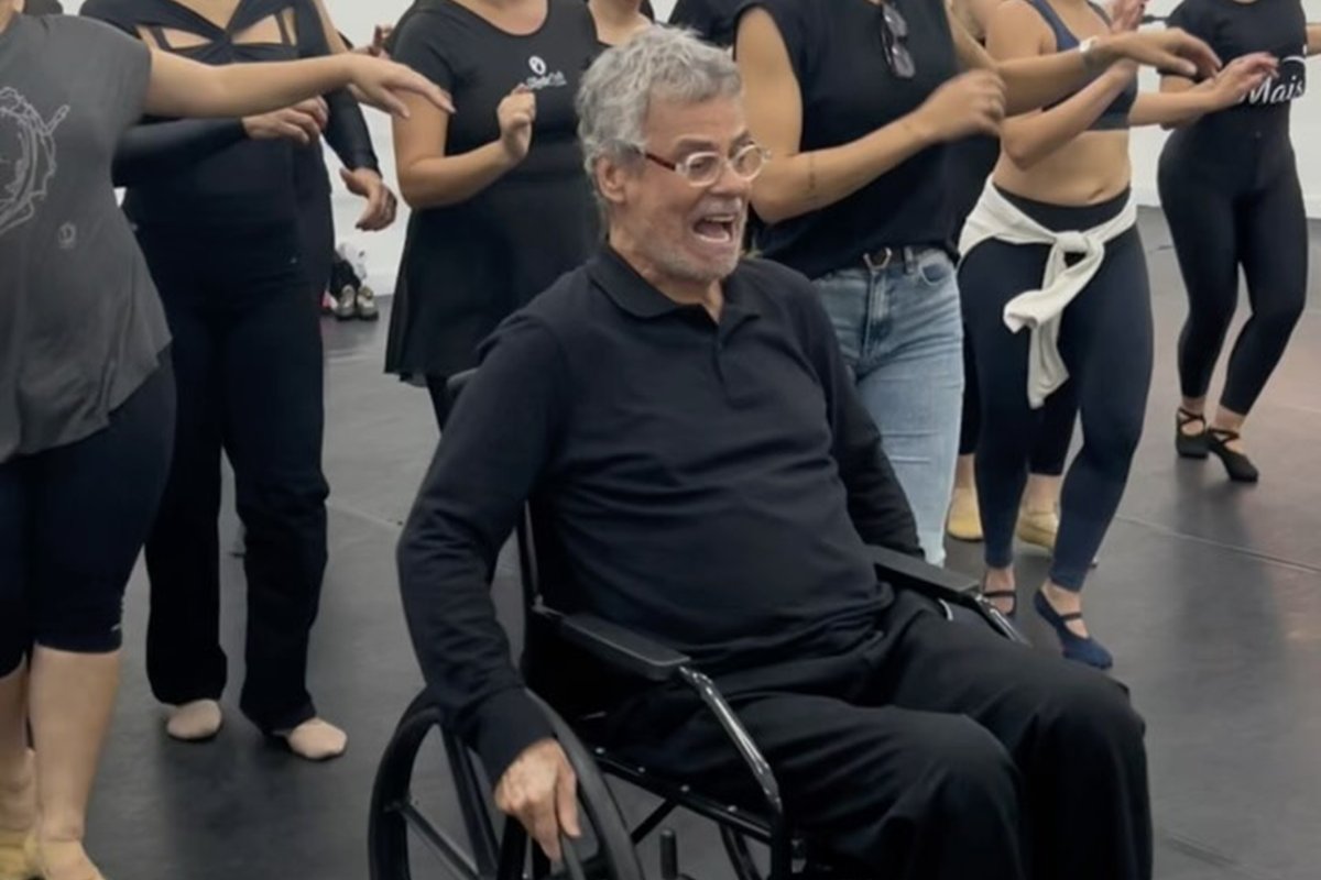 entenda-por-que-carlinhos-de-jesus-esta-usando-cadeira-de-rodas