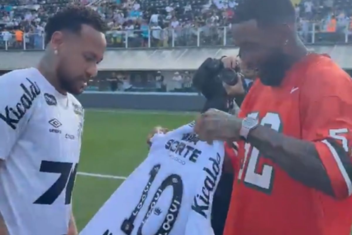 video:-santos-recebe-estrela-da-nfl-na-vila-belmiro-antes-de-jogo