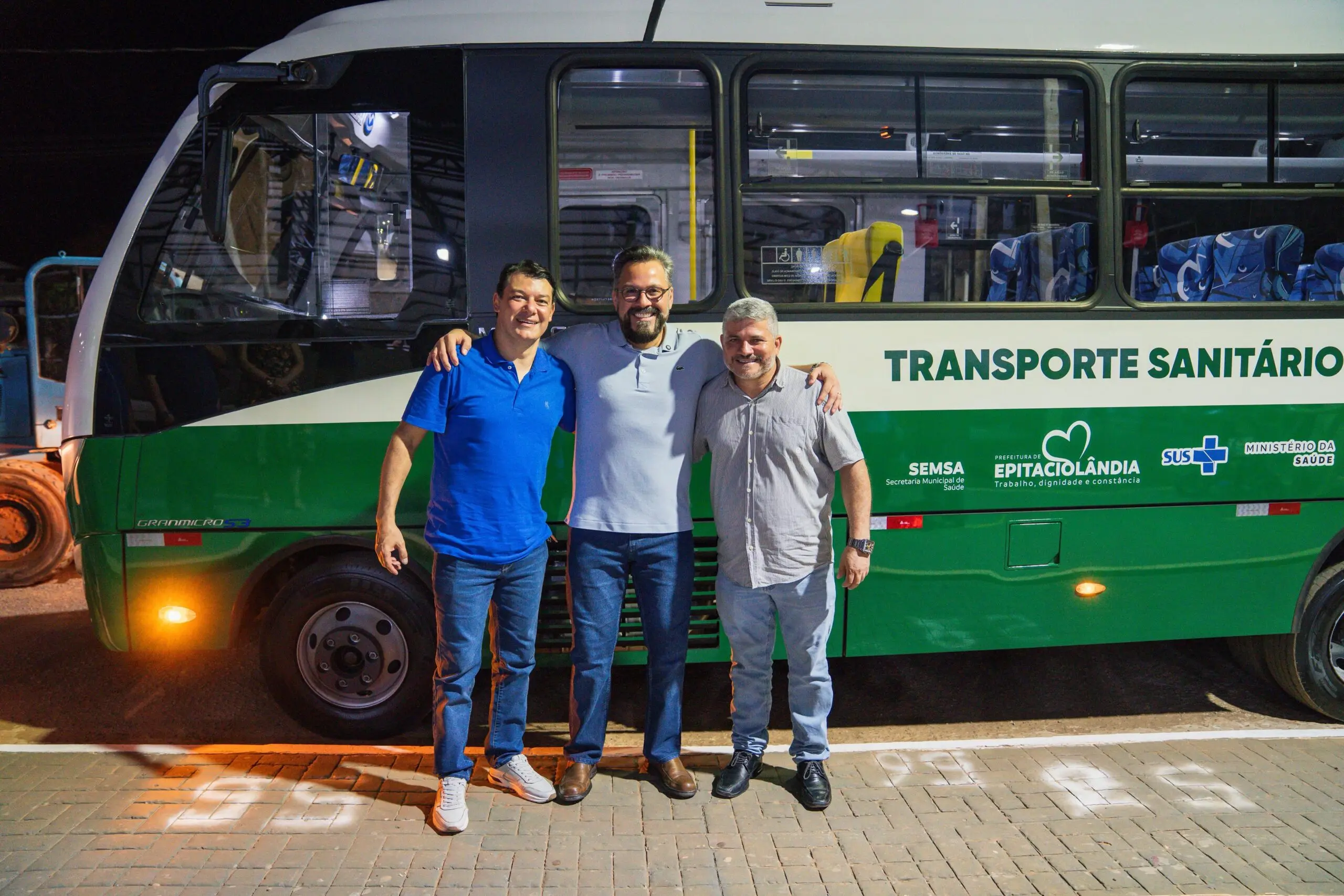 Epitaciolândia recebe micro-ônibus para transporte de pacientes e equipes de saúde com recursos de Alan Rick