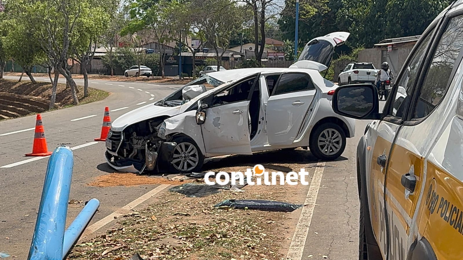Motorista supostamente alcoolizado bate em poste e capota no Parque da Maternidade, em Rio Branco