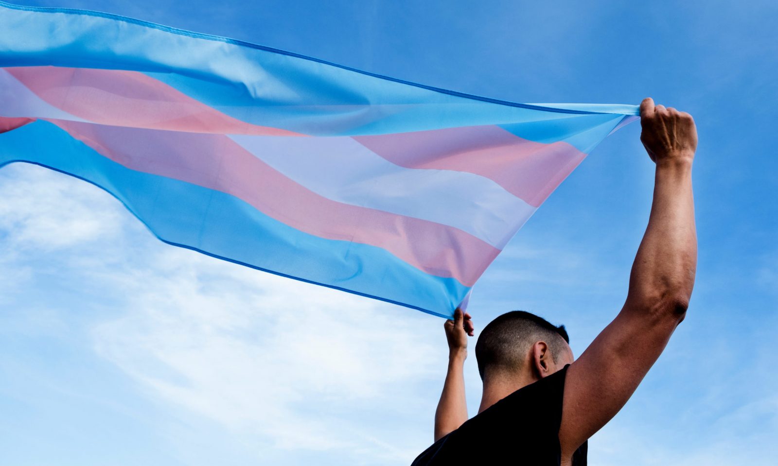 Justiça mantém suspensão de norma do CFM que limitava tratamentos a crianças trans