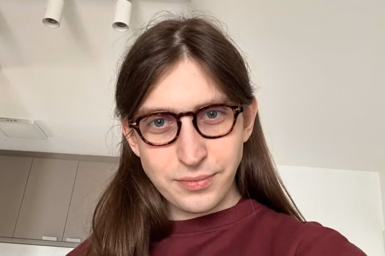 Após denúncias, Felca revela que anda com carro blindado e seguranças