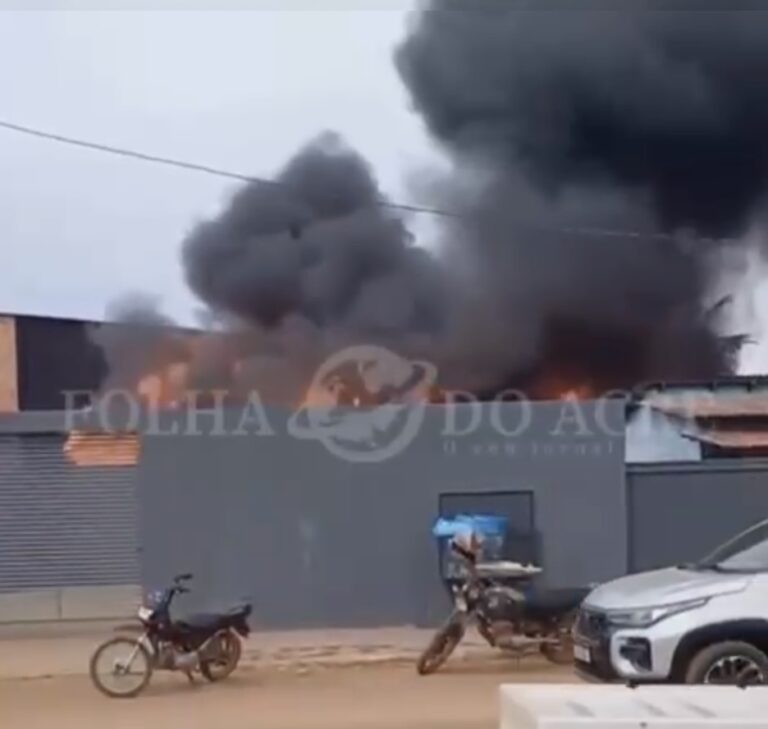 Incêndio destrói depósito de loja em Acrelândia e mobiliza equipes da prefeitura
