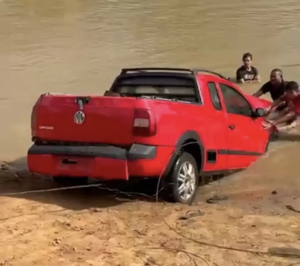 Carro cai no Rio Acre após manobra em rampa de balsa no polo Benfica
