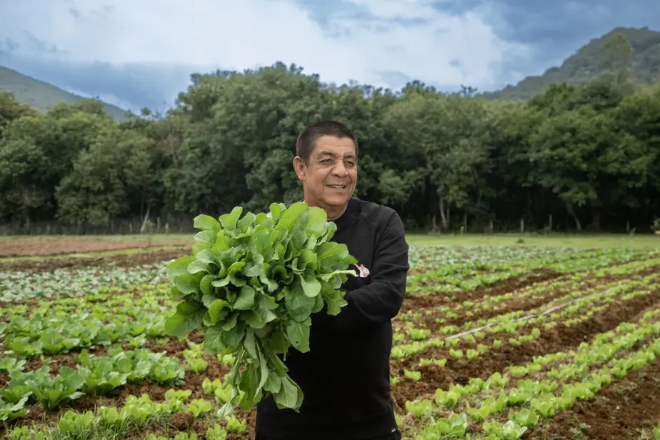 Zeca Pagodinho cede terreno para horta que vai produzir alimentos para quem tem fome
