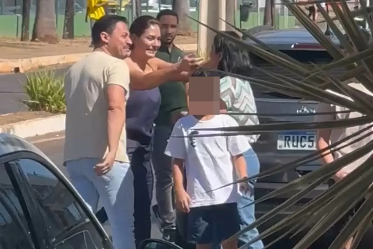 Michelle leva bolo com fotos dos filhos para Bolsonaro no Dia dos Pais
