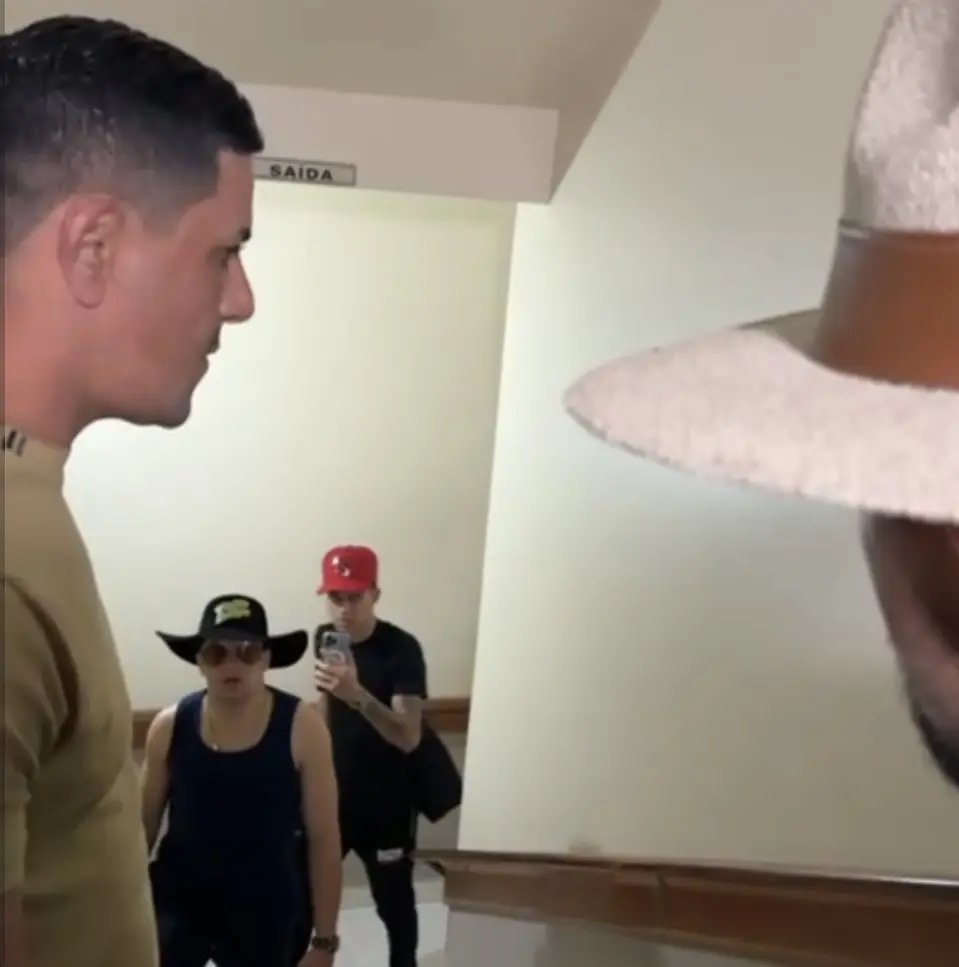 Natanzinho Lima é recebido por fãs em hotel antes de show no Festival do Açaí, em Feijó