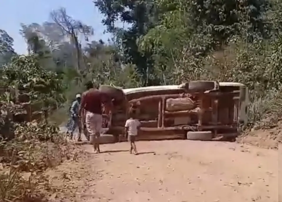 Caminhonete tomba em Ramal na zona rural de Sena Madureira, no interior do Acre