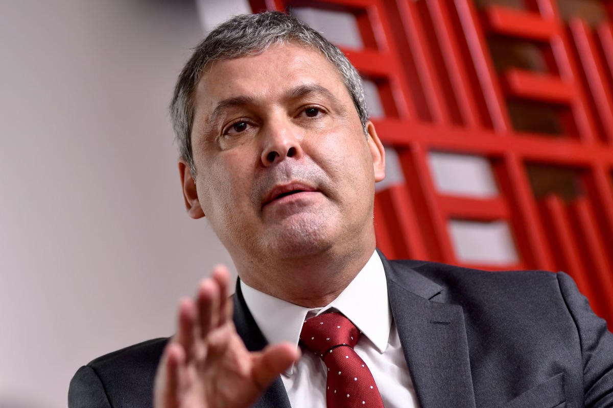 LĂder do PT pede prisĂŁo de Bolsonaro pela “garantia da ordem pĂşblica” LĂder do PT pede prisĂŁo de Bolsonaro pela “garantia da ordem pĂşblica”
