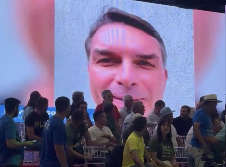 Flávio Bolsonaro envia mensagem a Bittar durante ato de filiação ao PL: ‘Inteligente e preparado