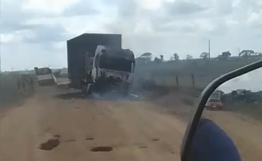 Caminhão boiadeiro pega fogo e fica destruído na Transacreana, em Rio Branco