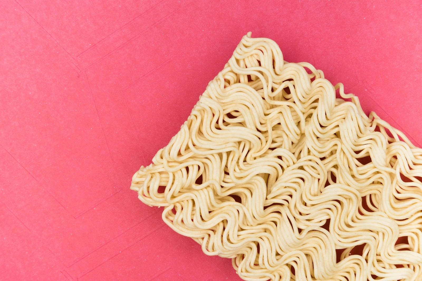 Jovem morre após comer macarrão instantâneo cru
