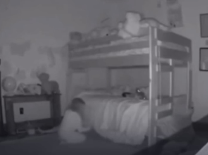 Mistério ou montagem? Vídeo mostra criança sendo puxada debaixo da cama durante a noite