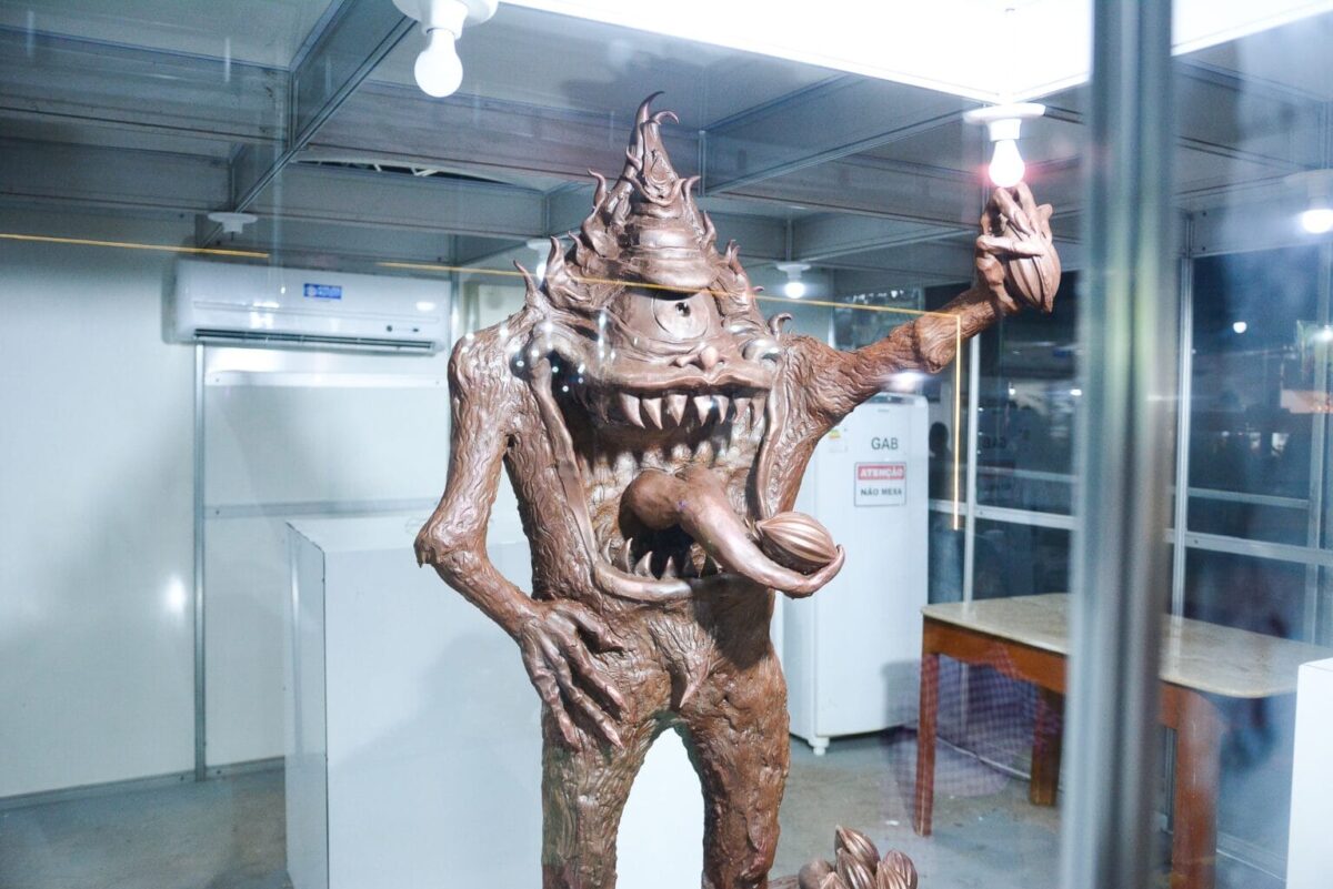 Estátua gigante de chocolate do Mapinguari é quebrada e distribuída ao público na Expoacre