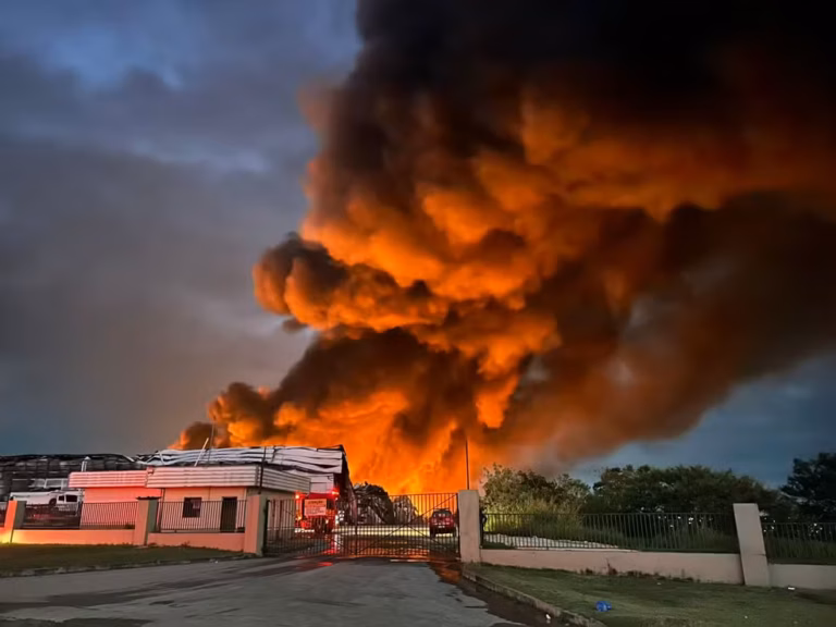 Mais de 20 horas de fogo: incêndio de grandes proporções destrói fábricas em Manaus
