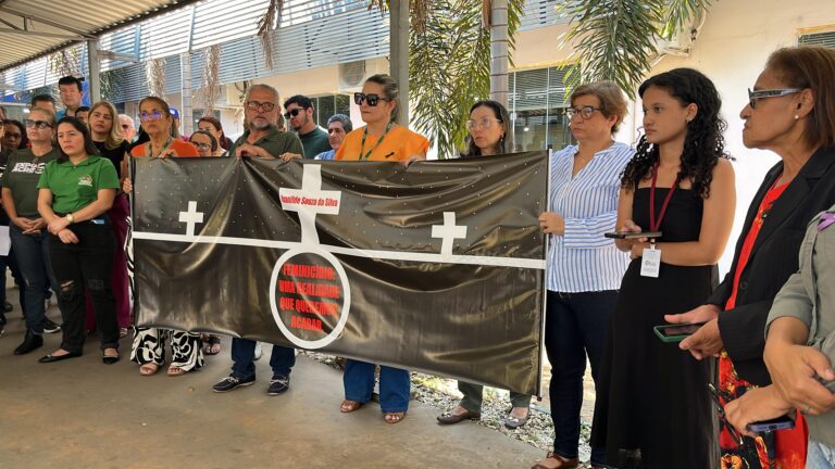 Em protesto, servidoras pedem justiça por colega morta a golpes de tábua em Rio Branco; VÍDEO