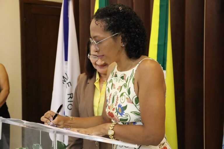 Após vencer câncer e receber diagnósticos de TEA e TDAH, mulher é empossada no TCE