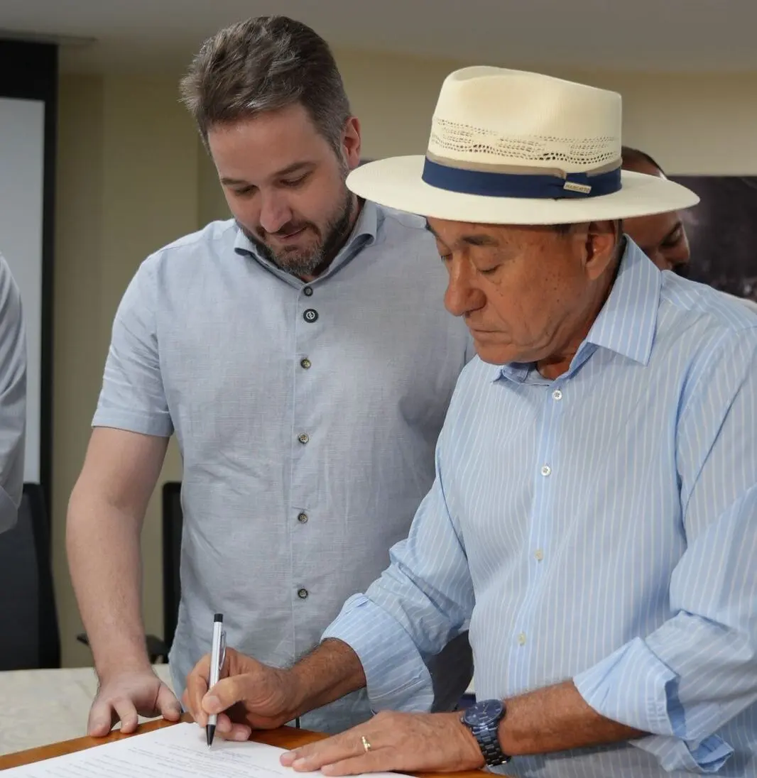 Rio Branco terá adesivo gratuito para veículos que transportam autistas após lei de Felipe Tchê