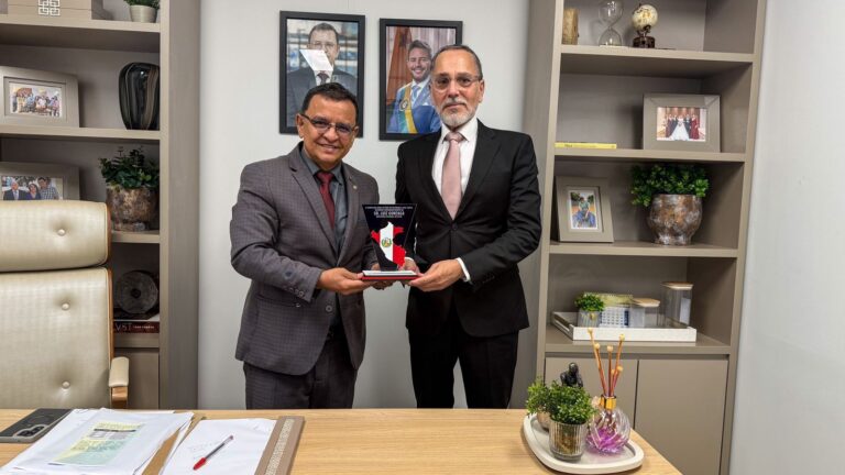 Gonzaga é homenageado por cônsul peruano pelos serviços prestados em prol da integração comercial entre Acre e Peru
