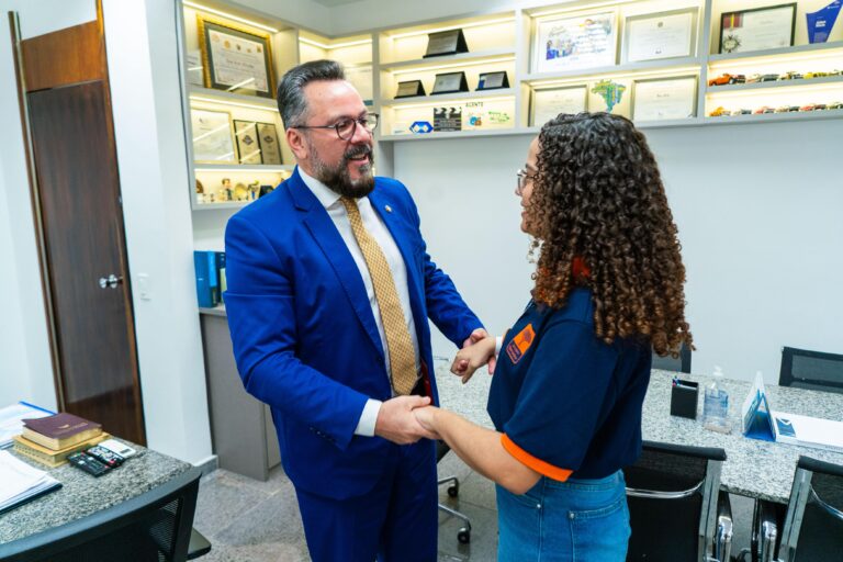 Senador Alan Rick recebe representante acreana do Jovem Senador 2025