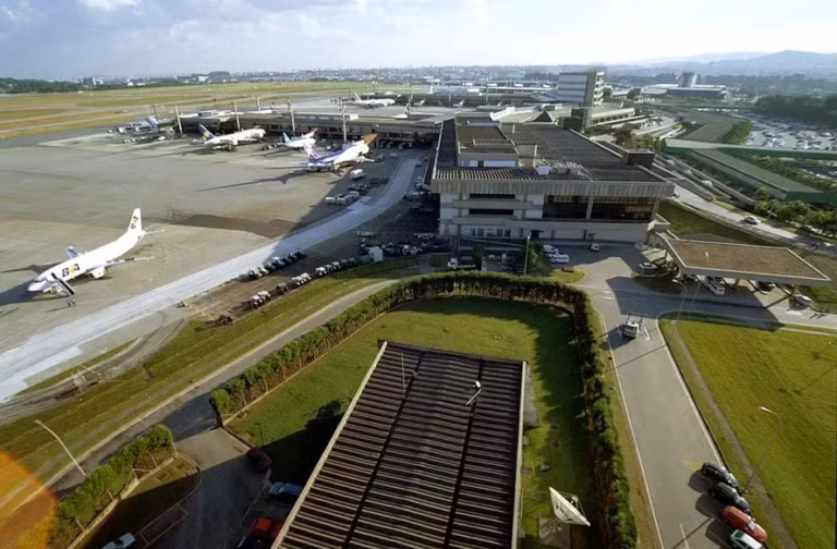 Avião da Azul quase colide com aeronave da Air France na pista do Aeroporto Internacional de São Paulo