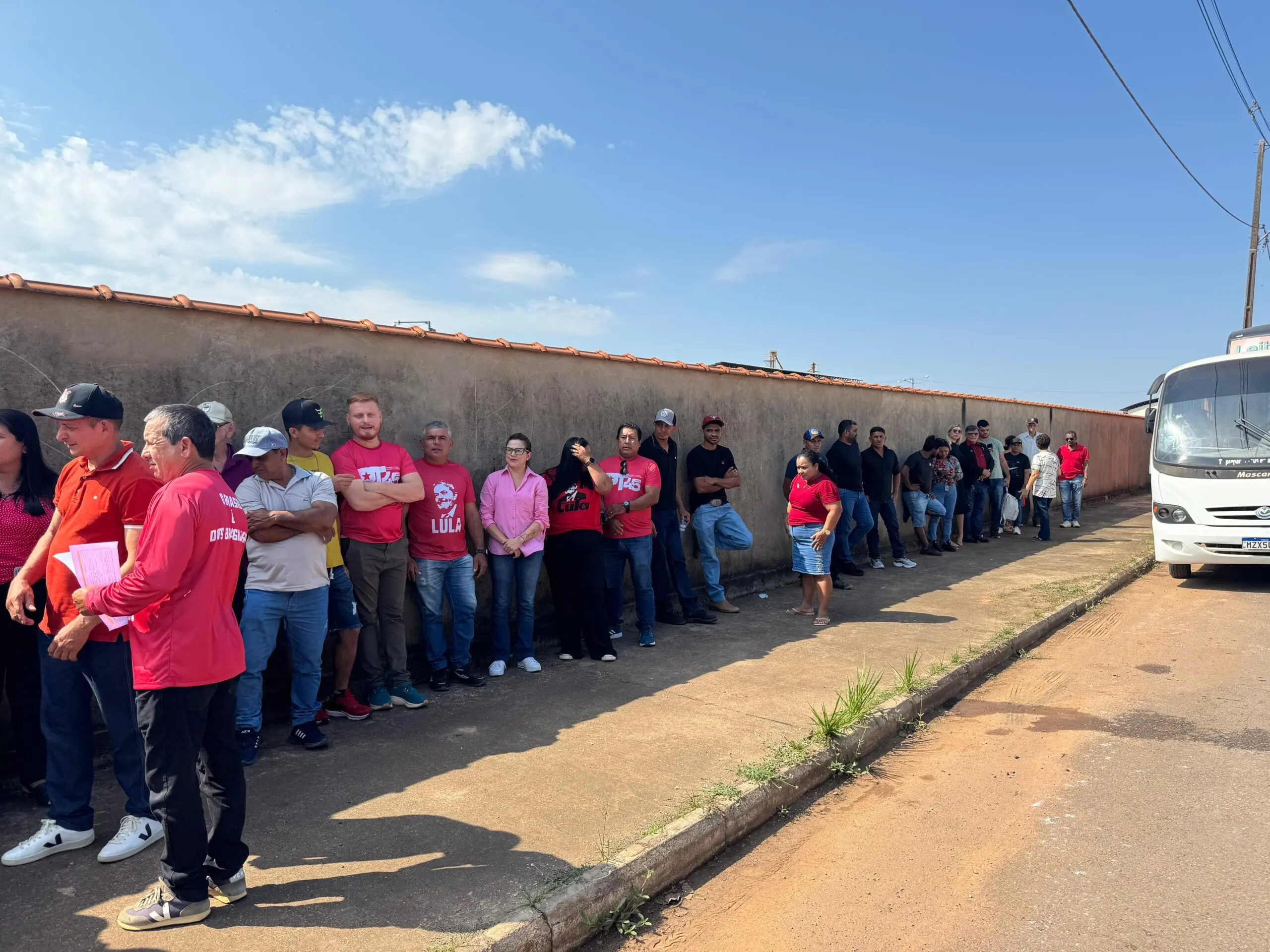 Dezenas de apoiadores chegam em caravana e fazem fila para encontrar com Lula no Acre: “Sonho”